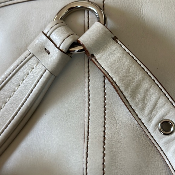 Elegant White Leather Coach Hobo Bag - Picture 8 of 12